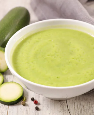een kommetje courgette soup