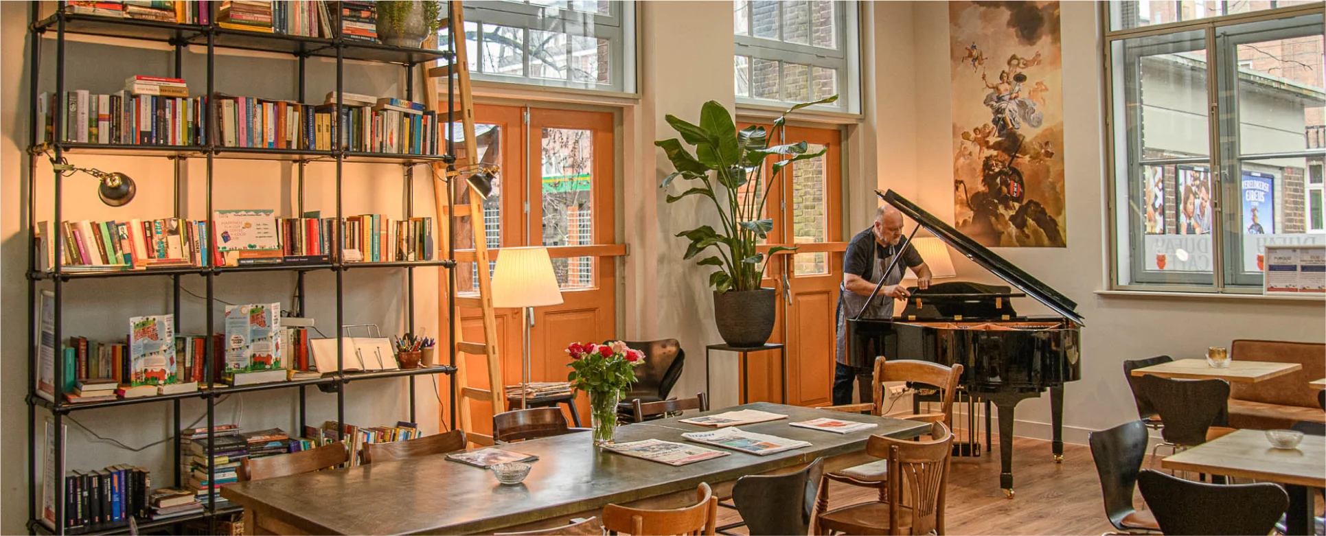 Foto van het interieur van het Dufaycafe in Amsterdam