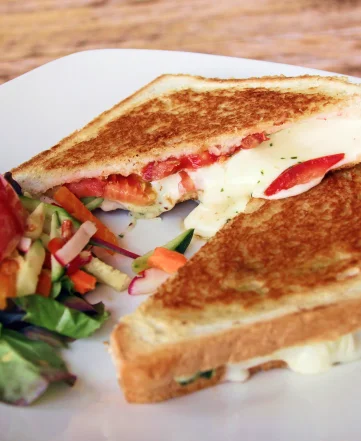 een plaatje van een pantosti Mozarella, Tomaat en pesto